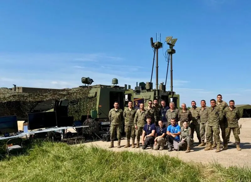 Militares y equipo de TRC junto a un vehículo con mástiles de sensores durante el Pilot Project 5 en Eslovaquia.